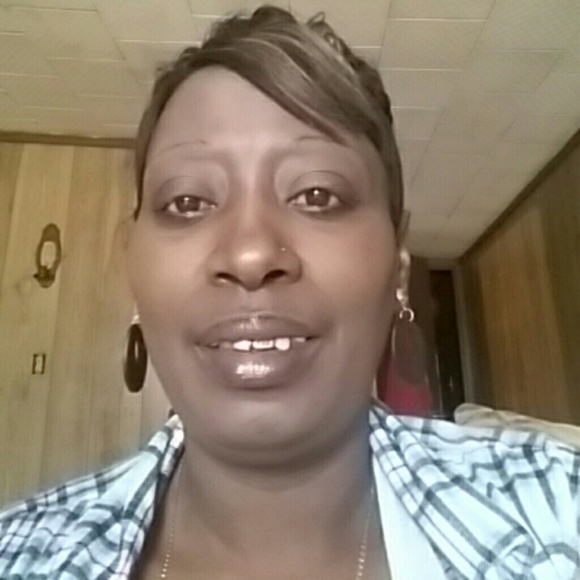Profile Picture of Maxcine Becks (@mbecks1969) on Poshmark