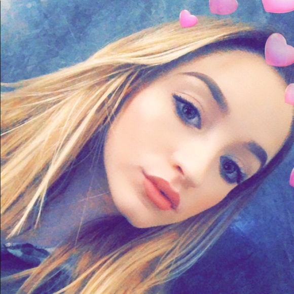 Profile Picture of Jordyn White (@jordyn_96789) on Poshmark