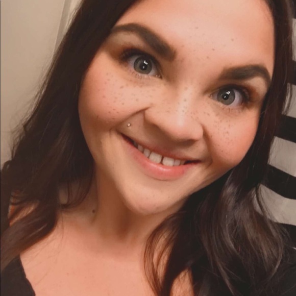 Profile Picture of Cheyenne Vandenbussche (@xoxcheynvxox) on Poshmark