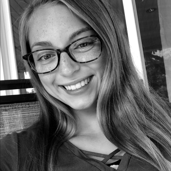 Profile Picture of Olivia Bleckman (@oliviableck) on Poshmark