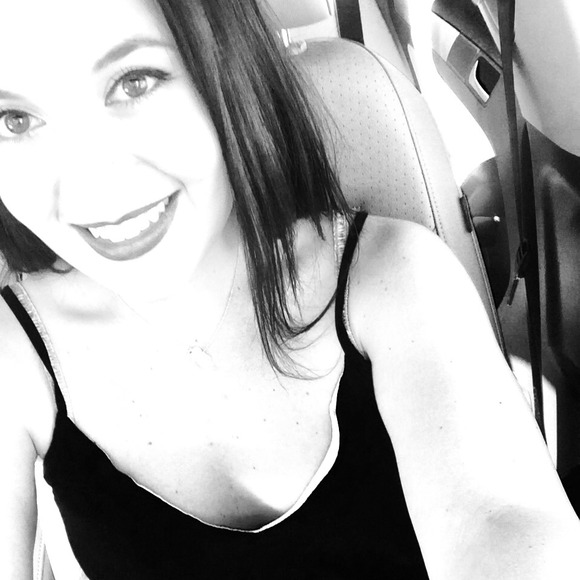 Lahna Hattem - Poshmark Profile Picture of Lahna Hattem (@lahnahattem) on Poshmark