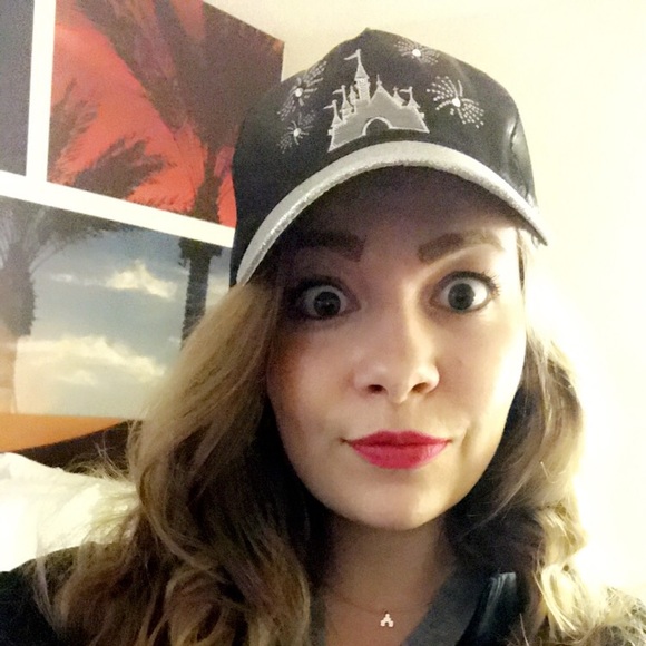 Profile Picture of Becca Glesner (@beccaglesner) on Poshmark