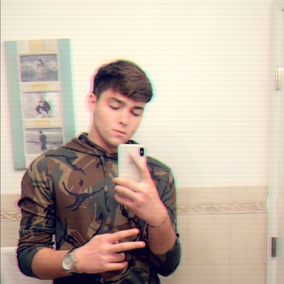 Profile Picture of Paulie Makowski (@paulie_mak) on Poshmark