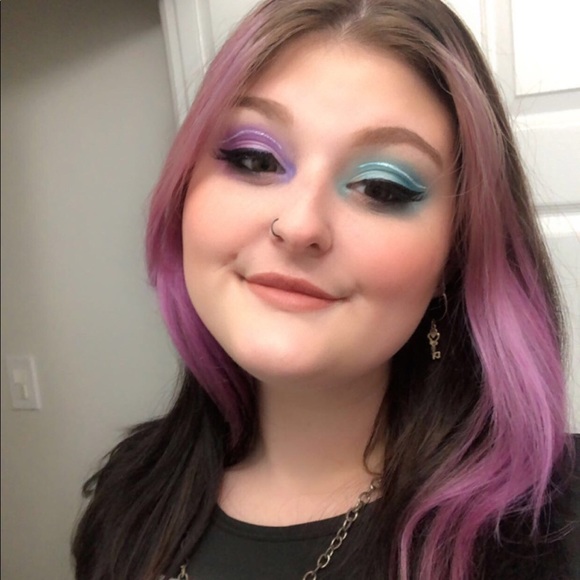 Profile Picture of Emily Macburnie (@emilymacburnie) on Poshmark