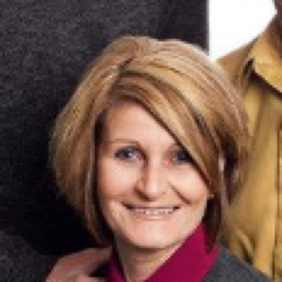 Profile Picture of Elaine Harris (@peharris42) on Poshmark