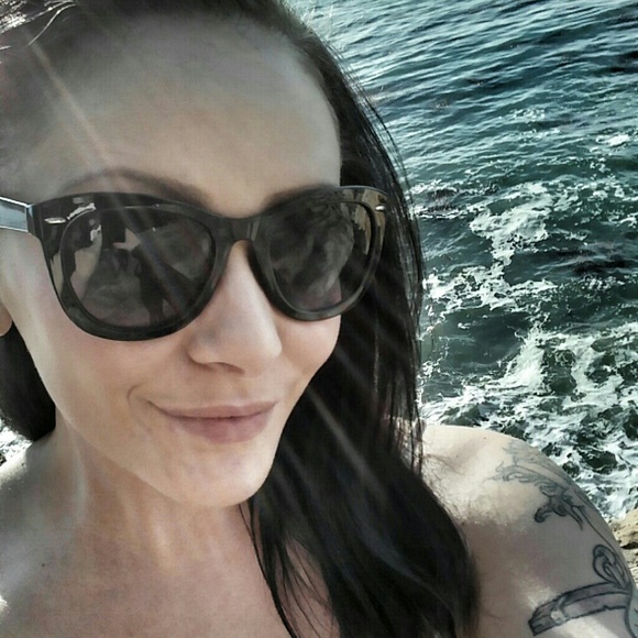 Profile Picture of Sarah Snavely (@jasarella) on Poshmark