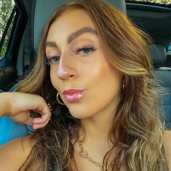 Profile Picture of Mariah Hapka (@mariahhhgrace) on Poshmark