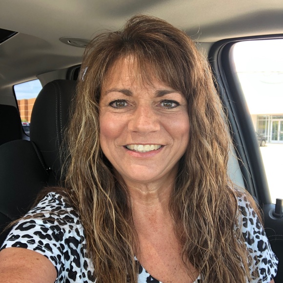 Profile Picture of Sue Goulette (@reviewswithsue) on Poshmark