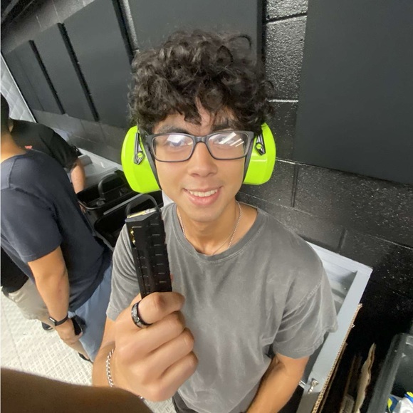 Profile Picture of Daniel Gomez (@dannygiscool) on Poshmark