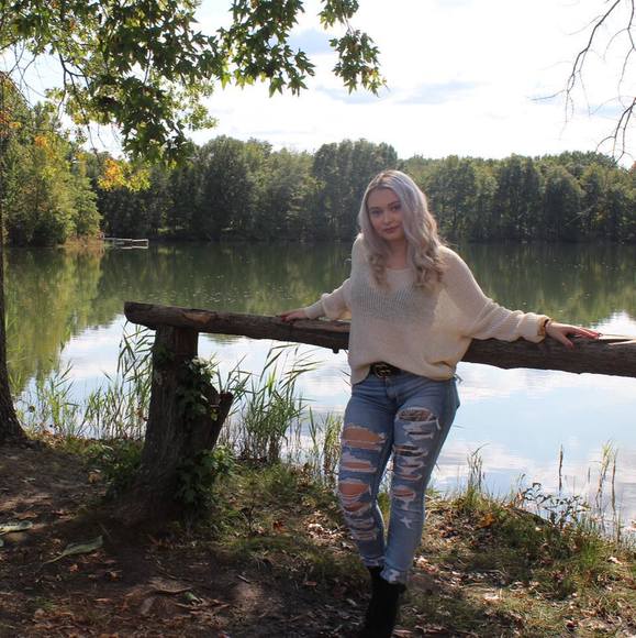 Profile Picture of Katelyn Huff (@khuff935) on Poshmark