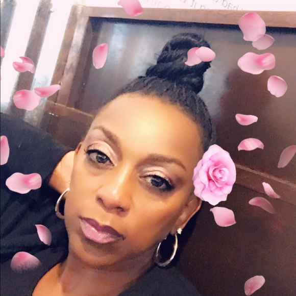 Profile Picture of Cassandra Moses (@cassandrawmoses) on Poshmark