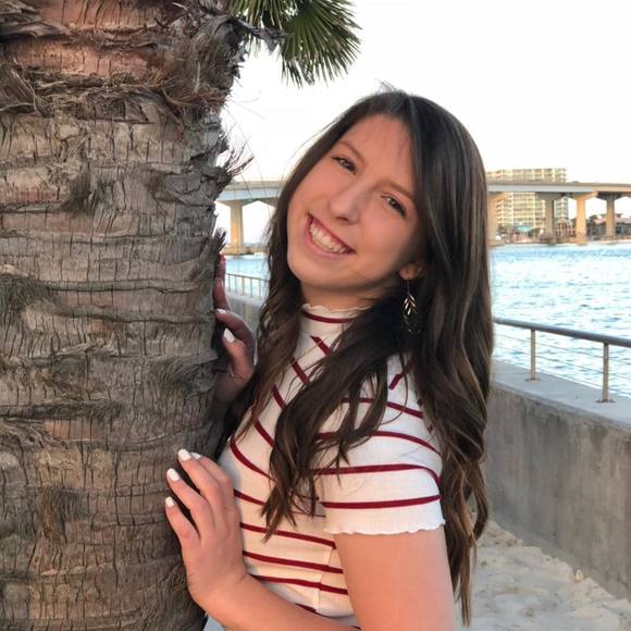 Profile Picture of Tatyana Gilliam (@tatyana_gilliam) on Poshmark