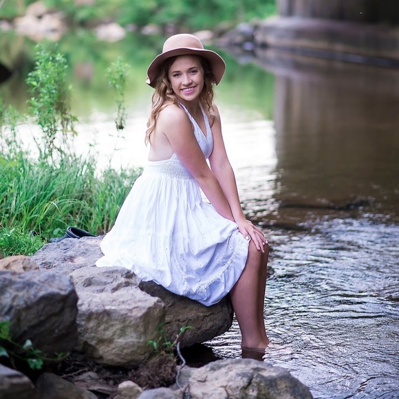 Profile Picture of Cassie Leone (@cassie_leone) on Poshmark