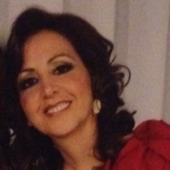 Profile Picture of Lea Srour (@leasrour) on Poshmark