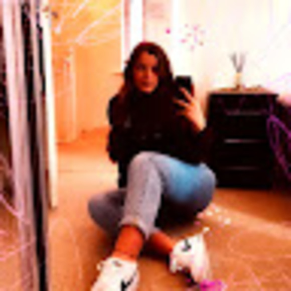 Profile Picture of Alisha Wolfgram (@wolfgramalisha) on Poshmark