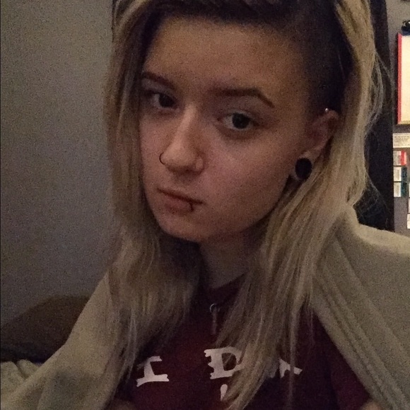 Mandeh Claing - Poshmark Profile Picture of Mandeh Claing (@meowitsmandeh) on Poshmark