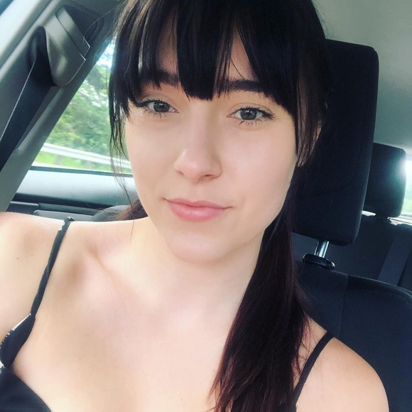 Profile Picture of Laura Chaplygin (@laurachaplygin) on Poshmark