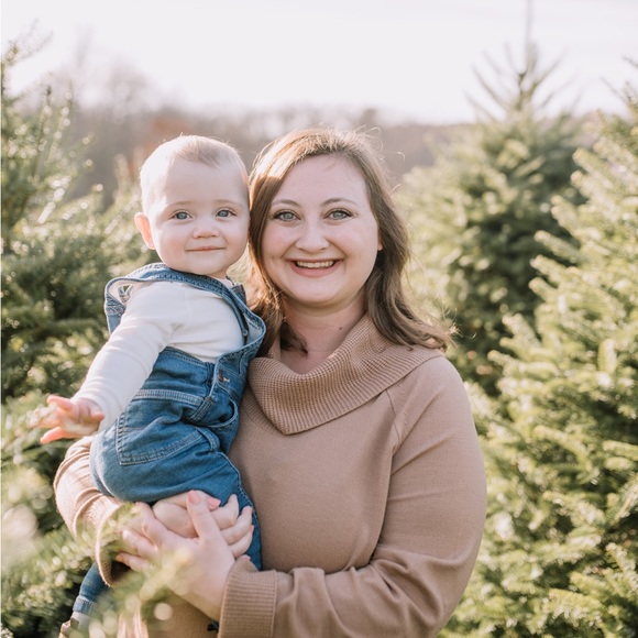 Profile Picture of Emily Alster (@alsterwedding) on Poshmark