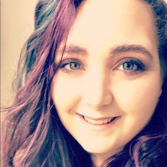 Profile Picture of Devlynn Brown (@devlynnbrown) on Poshmark
