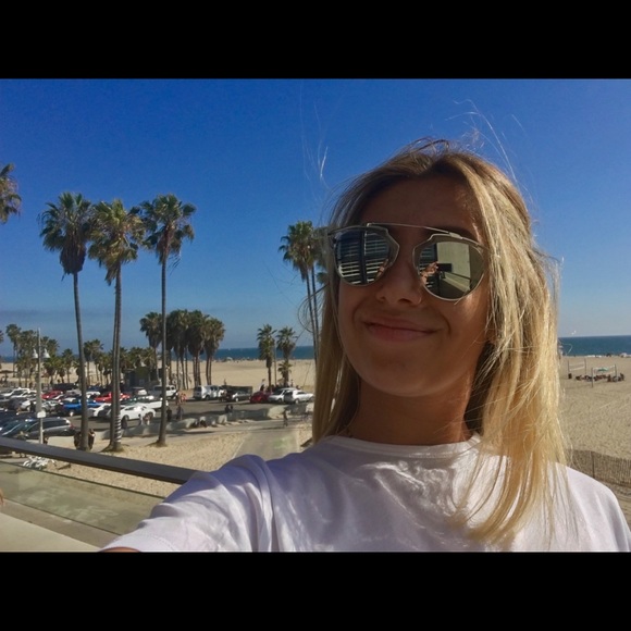 Profile Picture of Danielle Lion (@dlion3) on Poshmark