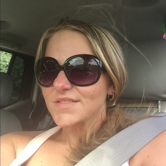 Profile Picture of Erica Singer (@singer2015) on Poshmark