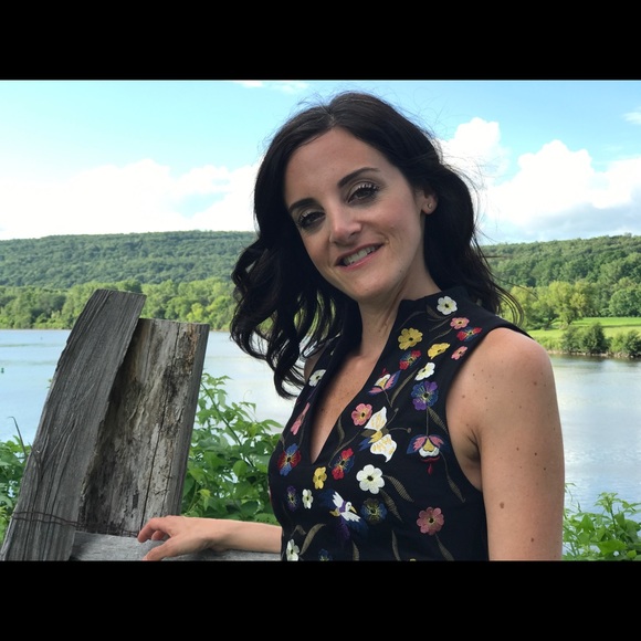 Profile Picture of Leah Vinik (@vinikl) on Poshmark