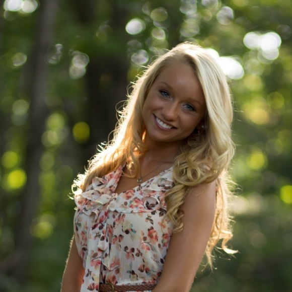 Profile Picture of Brianna Veilleux (@briannaveilleux) on Poshmark
