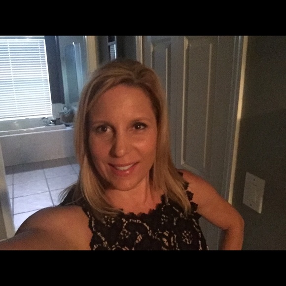 Profile Picture of Kelly Szarek (@szarekk) on Poshmark