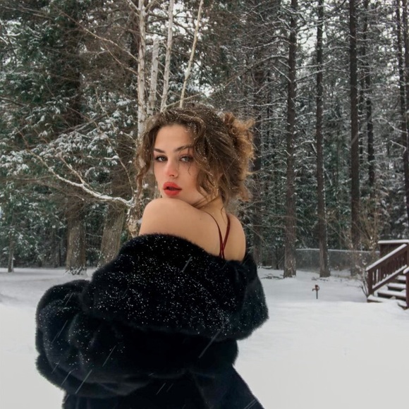 Clarissa Steele - Poshmark Profile Picture of Clarissa Steele (@clarissalsteele) on Poshmark