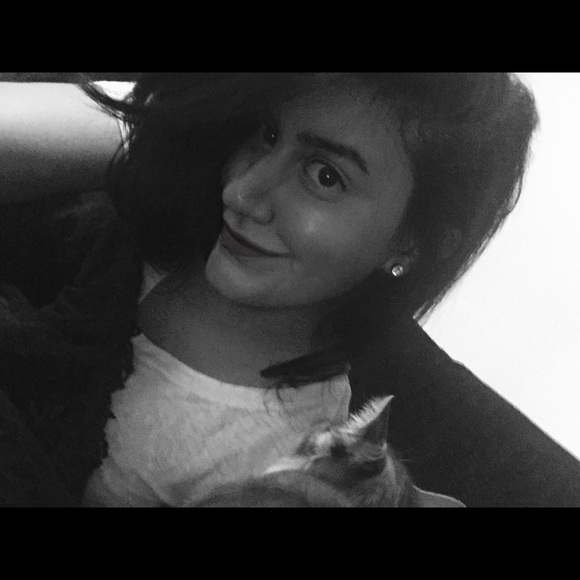 Profile Picture of Nikki Denene (@nikkidenene) on Poshmark