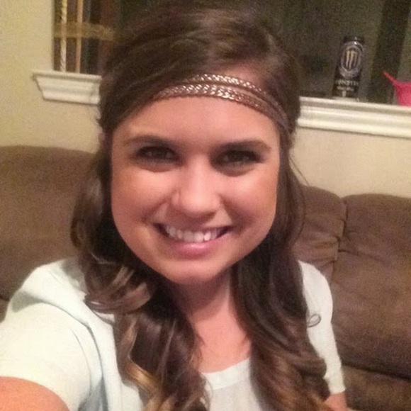Profile Picture of Taylor Lorenz (@parielli87) on Poshmark