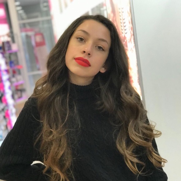 Profile Picture of Rebecca Honaker (@beccahonaker) on Poshmark