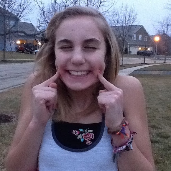 Profile Picture of Alyssa Urgo (@aurgo18) on Poshmark
