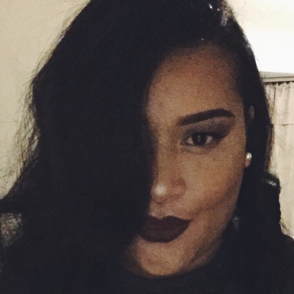 Profile Picture of Adrianna Bloomfield (@adribloomfield) on Poshmark