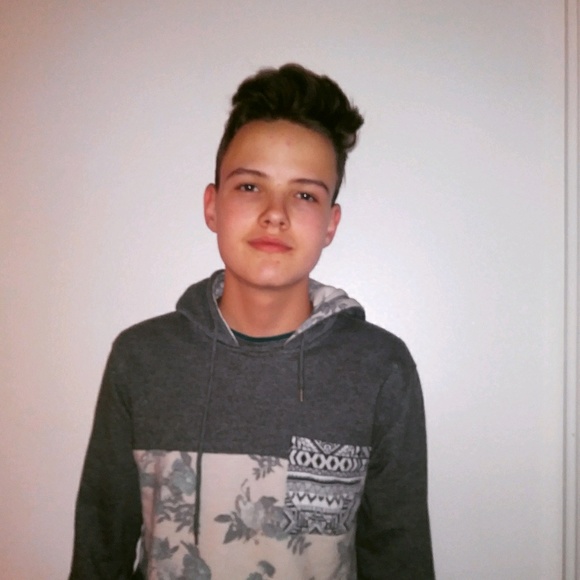 Profile Picture of Hunter Erickson (@kinghunteer) on Poshmark