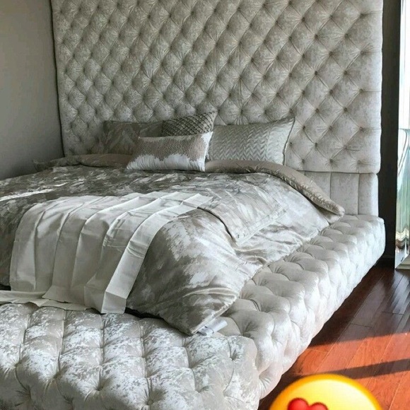 Daniela Valderrama - Poshmark Profile Picture of Daniela Valderrama (@dslopez2710) on Poshmark