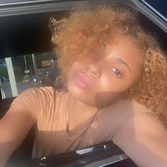 Profile Picture of Lexisss💕❤️ Hoggro (@lexissbrianaa) on Poshmark