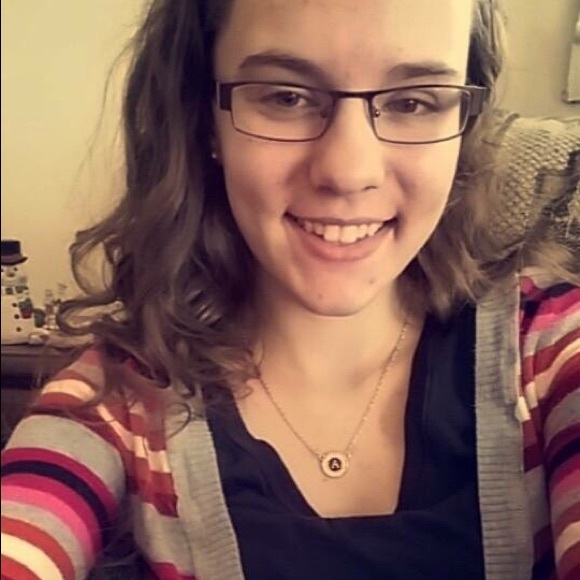 Profile Picture of Abby Damrell (@abby712) on Poshmark