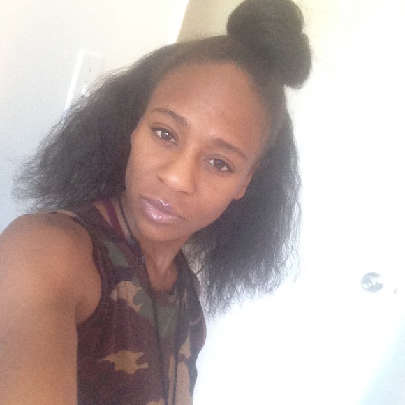 Profile Picture of Ebonie Mitchell (@ebonyeyes91) on Poshmark