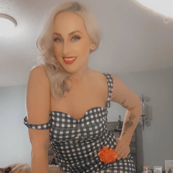 Profile Picture of Robin Schmidt (@1lilkab) on Poshmark