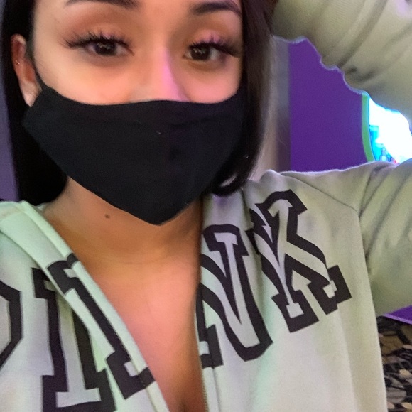 Crystal Colomer - Poshmark Profile Picture of Crystal Colomer (@kit21977) on Poshmark