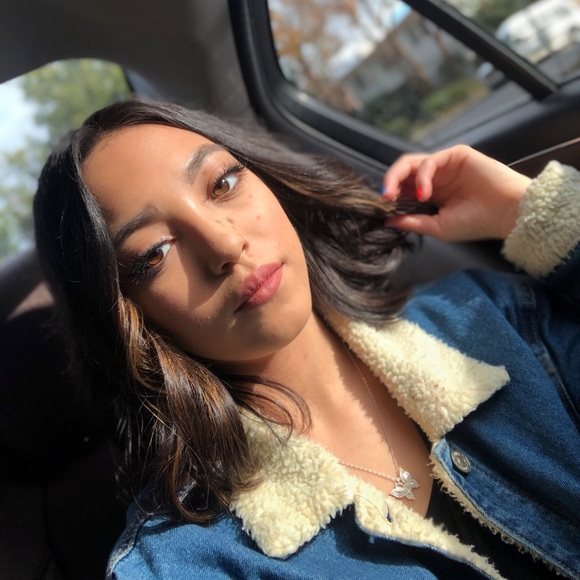 Profile Picture of Giselle Solares (@gezyelizabeth) on Poshmark