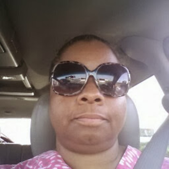 Profile Picture of Deborah Matthews (@debbiemat43) on Poshmark