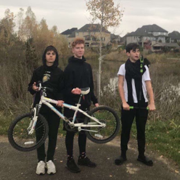 Profile Picture of Alex Demelo (@alexdemelo363) on Poshmark