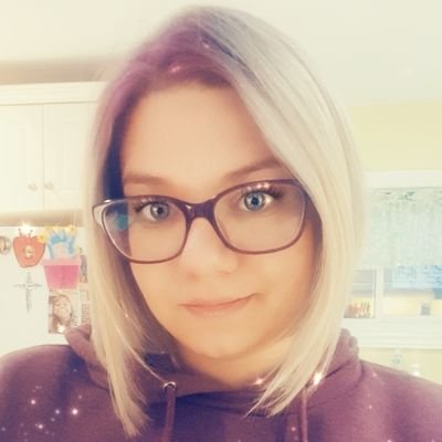 Profile Picture of Danielle Pilon (@SavvyEm) on Twitter