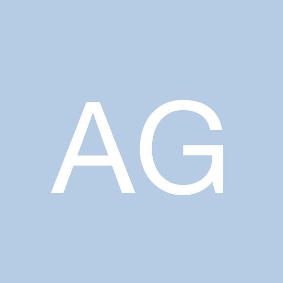 Profile Picture of Ashley Genier (@ash84gen) on Poshmark