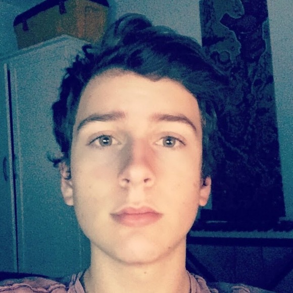 Profile Picture of Alex Sanz (@alexsanz039) on Poshmark