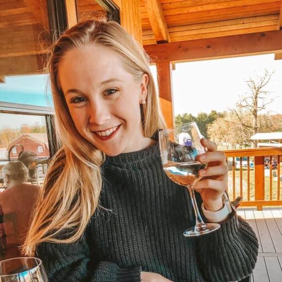 Profile Picture of Elizabeth Blanchfield (@eblanchfield) on Poshmark