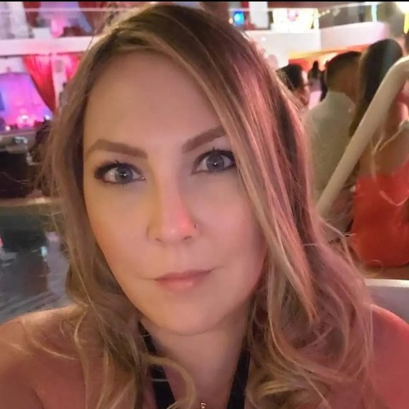 Profile Picture of Jillian Arshadi (@jilliankonsmo) on Poshmark