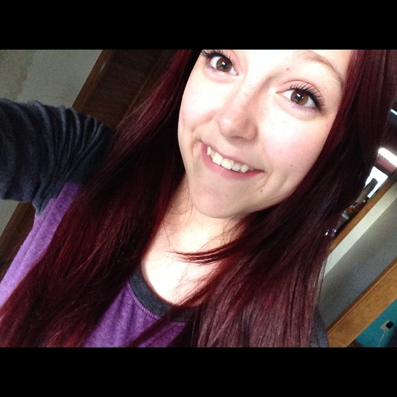 Profile Picture of Amanda Pratowski (@pratowski) on Poshmark